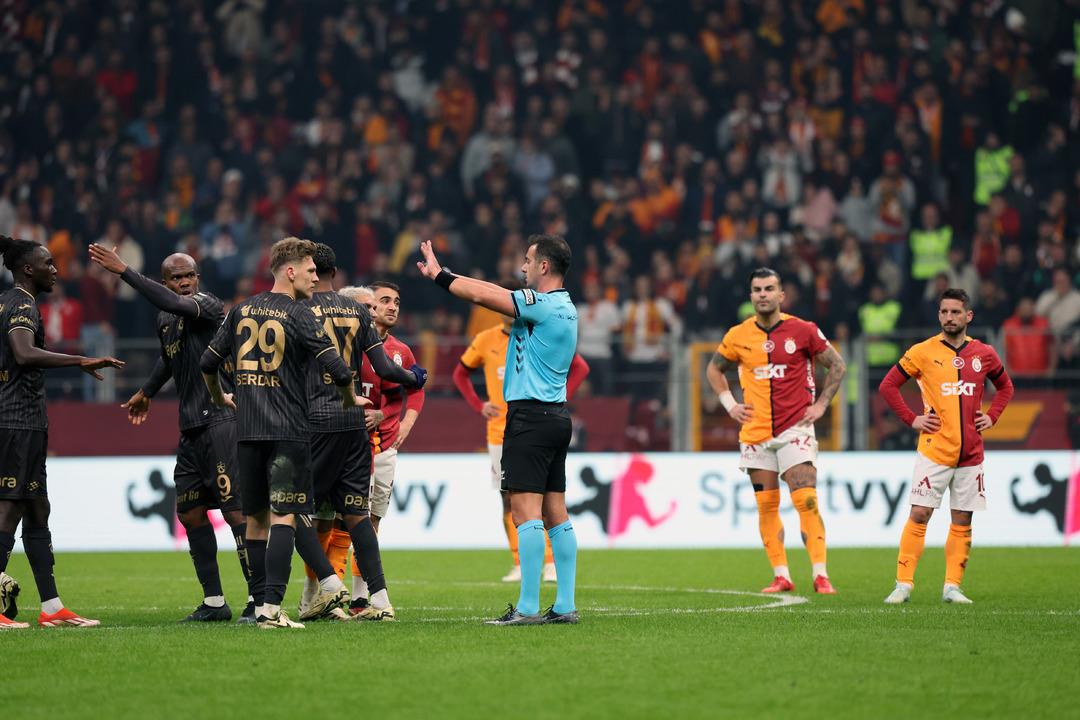 472629_GALATASARAY-–-TRABZONSPOR-MACI-FOTO-MUR