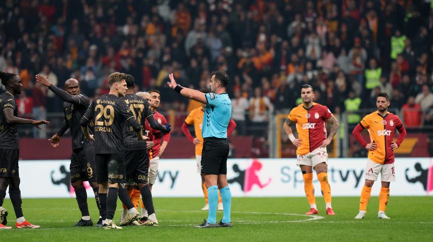 Trabzonsporlu futbolcular mağlubiyetin ardından hep bir ağızdan isyan etti! "Galatasaray'ın kazandığı pozisyonda penaltı yok!"