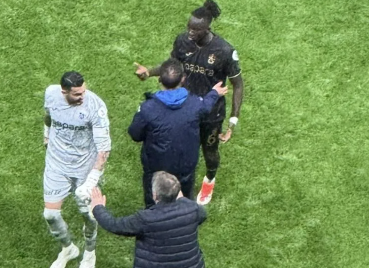 Uzatmalarda yenilen gol ortalığı karıştırdı! Galatasaray derbisi sonrası Trabzonsporlu futbolcular birbirine girdi araya Şenol Güneş müdahale etti... G2