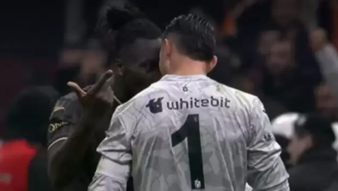 Uzatmalarda yenilen gol ortalığı karıştırdı! Galatasaray derbisi sonrası Trabzonsporlu futbolcular birbirine girdi araya Şenol G&uuml;neş m&uuml;dahale etti...