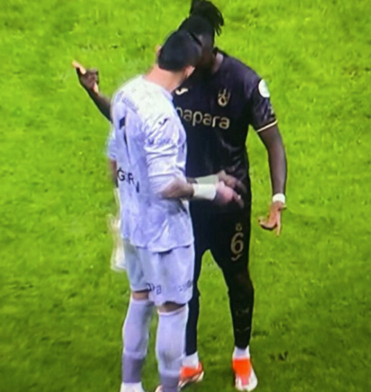 Uzatmalarda yenilen gol ortalığı karıştırdı! Galatasaray derbisi sonrası Trabzonsporlu futbolcular birbirine girdi araya Şenol Güneş müdahale etti... G4