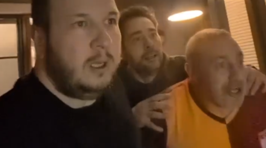 Ünlü oyuncu Şahan Gökbakar, Galatasaray'ın Trabzonspor derbisinde uzatmada bulduğu gol sonrası kendinden geçti! İşte o anlar...