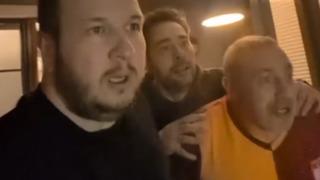 Ünlü oyuncu Şahan Gökbakar, Galatasaray'ın Trabzonspor derbisinde uzatmada bulduğu gol sonrası kendinden geçti! İşte o anlar...