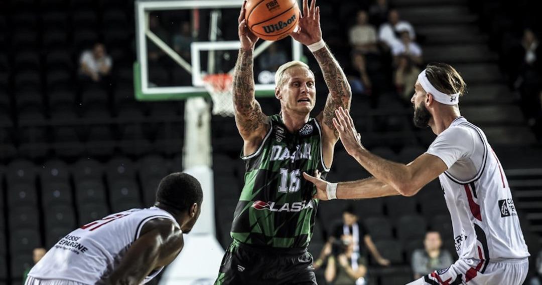 4b93bf4e-janis-timma-handles-darussafaka-vs-cholet-basketball-champions-league