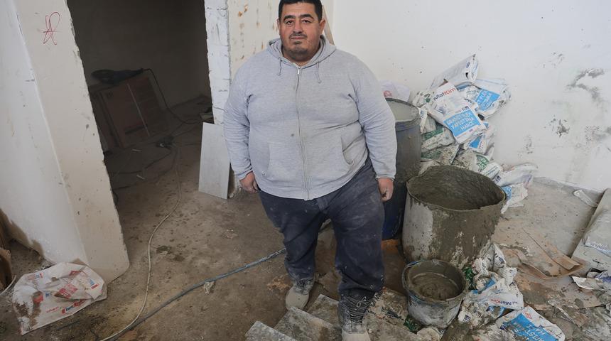 Yaptığı davranışla kalpleri ısıtmıştı... Market kirlenmesin diye ayakkabılarını çıkartan şantiye çalışanı konuştu!