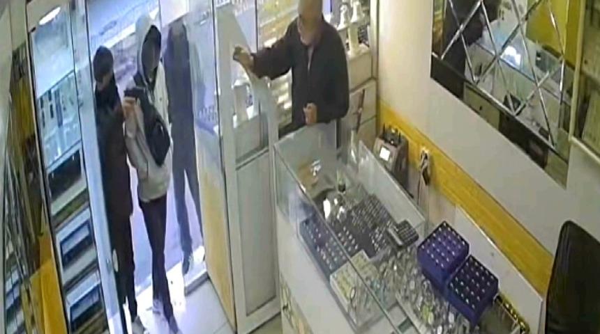 Adana'da kuyumcuda soygun girişimi ve bakkalda soyguna karışan 4 zanlı tutuklandı