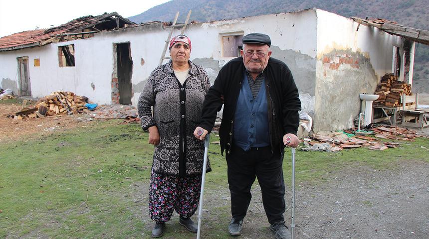 Sobadan çıkan yangın bir anda tüm evi sardı... Korkunç olayda yaşlı çift canını zar zor kurtarırken emekleri kül oldu! Valilik konuyla alakalı yardım çağrısında bulundu