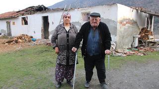 Sobadan çıkan yangın bir anda tüm evi sardı... Korkunç olayda yaşlı çift canını zar zor kurtarırken emekleri kül oldu! Valilik konuyla alakalı yardım çağrısında bulundu