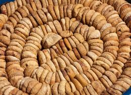 Gıda skandalı bitmiyor! Kuru incirin içinden zehir çıkınca Türkiye yolu göründü: 'Ciddi' kodu ile raflardan kaldırdı