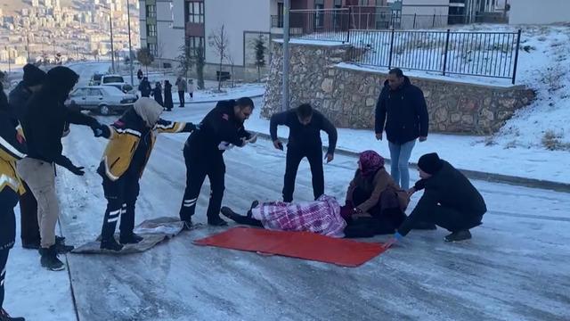 Buzda düşüp yaralanan vatandaşa ulaşmak için insan zinciri oluşturdular... Ayakkabılarını çıkarıp yere kilim serdiler!