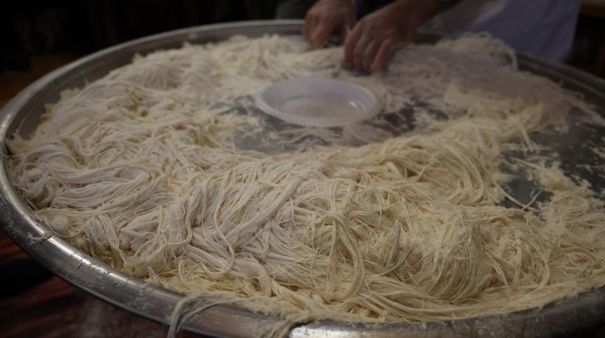 Lezzetiyle damak çatlatıyor: Yapımı 5 saat süren asırlık tatlı!