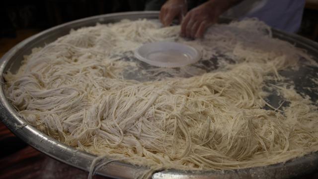 Lezzetiyle damak çatlatıyor: Yapımı 5 saat süren asırlık tatlı!