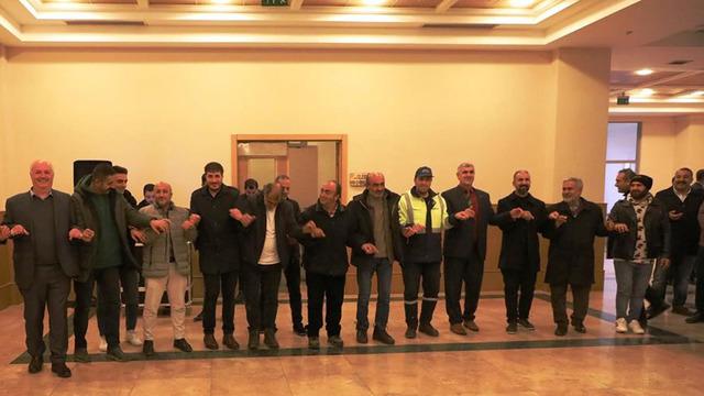 En düşük maaş 47 bin TL oldu 'Fazlasını hak ediyorlar' deyip... Halay çekerek kutladılar