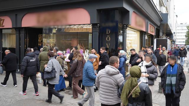 Tüm il o döviz bürosuna akın etti! Önünde kuyruk oluştu... Sebebini böyle açıkladılar