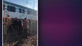 Korku dolu kaza... Seyir halindeki Polatlı - Sincan yolcu treni raylara düşen kayaya çarptı!