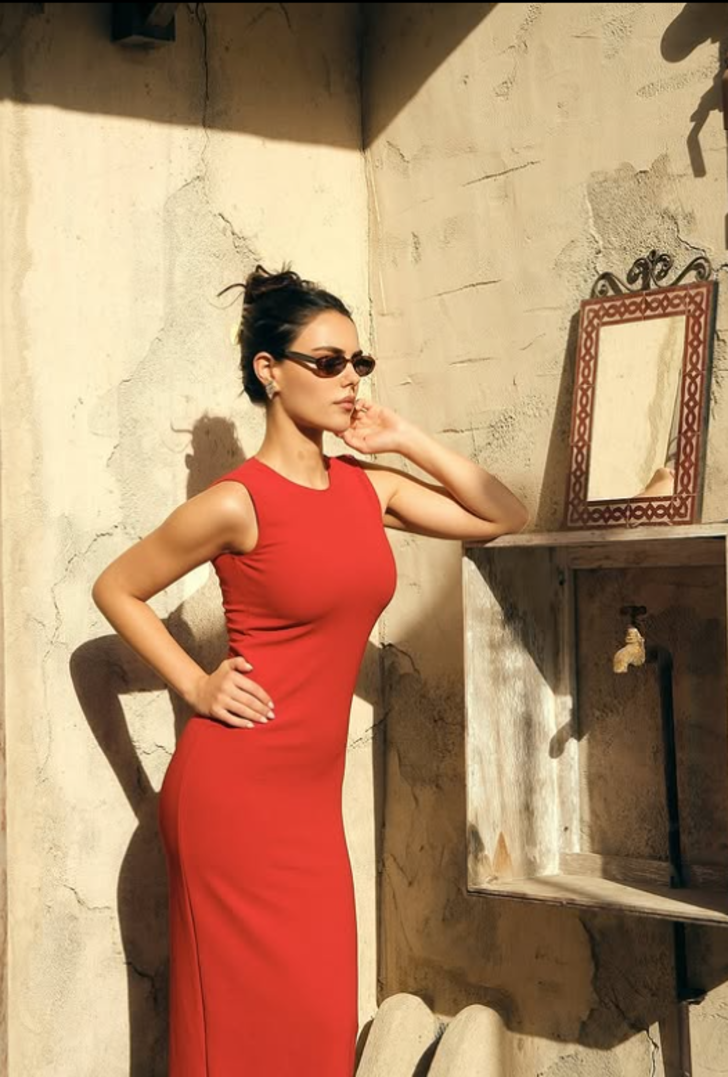 Kırmızı elbisesi vücudunu sardı! Özgü Kaya'nın o halini görenler Kendall Jenner'a benzetti... G1