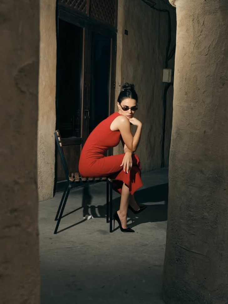 Kırmızı elbisesi vücudunu sardı! Özgü Kaya'nın o halini görenler Kendall Jenner'a benzetti... G2