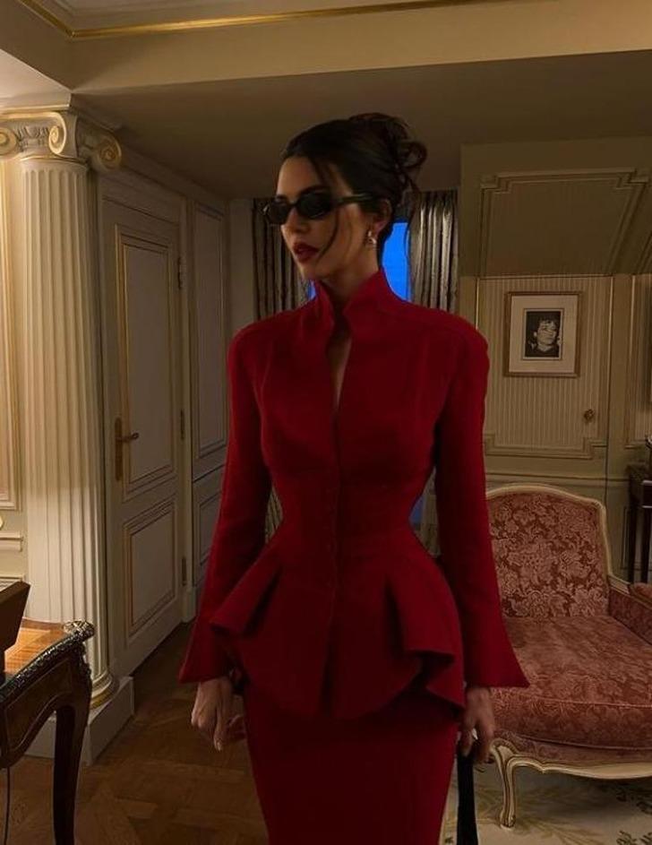 Kırmızı elbisesi vücudunu sardı! Özgü Kaya'nın o halini görenler Kendall Jenner'a benzetti... G5