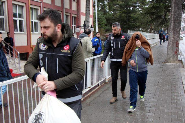 Otomobilin ses sistemi ve yedek lastiğinden 15 kilo esrar çıktı