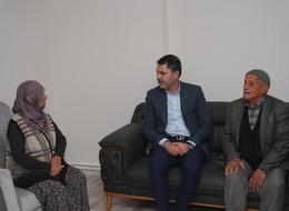 Bakan Murat Kurum'dan köy evlerine taşınan depremzede aileye ziyaret! "Sizin mutluluğunuz her şeye bedel"