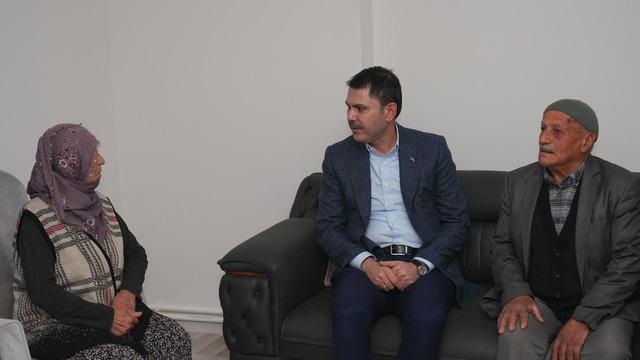 Bakan Murat Kurum'dan köy evlerine taşınan depremzede aileye ziyaret! Sizin mutluluğunuz her şeye bedel