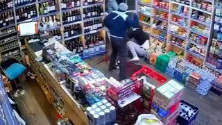 'Kız arkadaşıma sahte içki sattın' diyerek tekeli bastı! Bir de üstüne dayak yedi