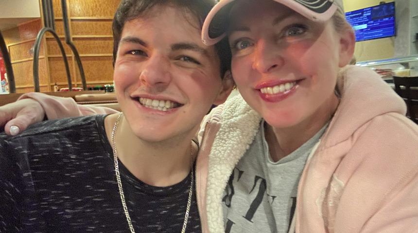 Aralarındaki yaş farkı sosyal medyanın gündemine yerleşti! Kendisi 50 yaşında, sevgilisi 23 yaşında: 'Görünce oğlu zannettim'