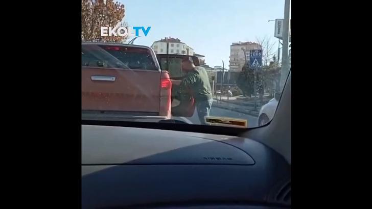 Trafiğin ortasında çok çirkin görüntüler: Aracın içindeki kadına tekmeler savurdu, arbede dışarı taştı G1