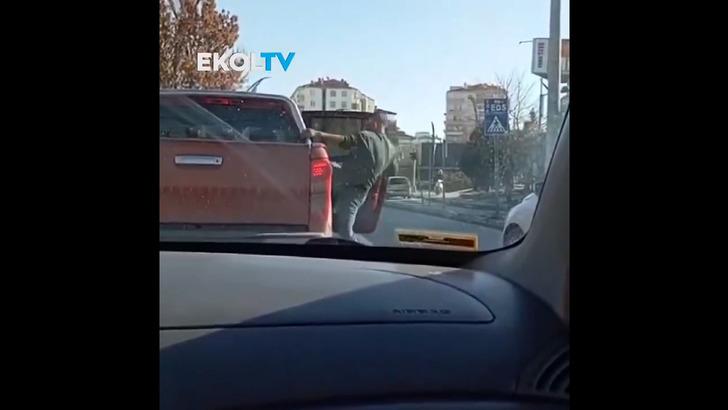 Trafiğin ortasında çok çirkin görüntüler: Aracın içindeki kadına tekmeler savurdu, arbede dışarı taştı G3