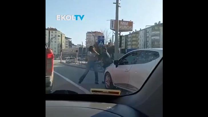 Trafiğin ortasında çok çirkin görüntüler: Aracın içindeki kadına tekmeler savurdu, arbede dışarı taştı G4