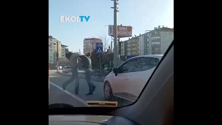 Trafiğin ortasında çok çirkin görüntüler: Aracın içindeki kadına tekmeler savurdu, arbede dışarı taştı G5