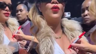 Rihanna Mariah Carey'e göğsünü açıp imza attırdı! İşte o ikonik an