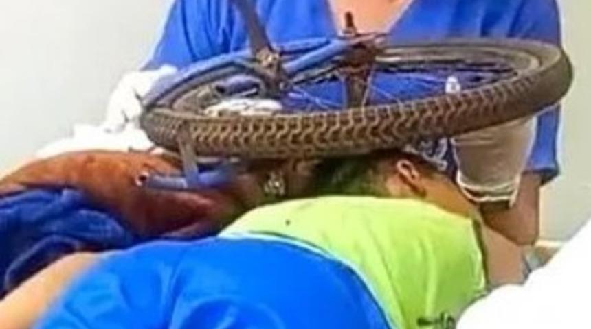 Korku dolu kaza! 9 yaşındaki çocuğun kafasına bisiklet lastiği saplandı... 'Havada takla atıp üzerine düştü'