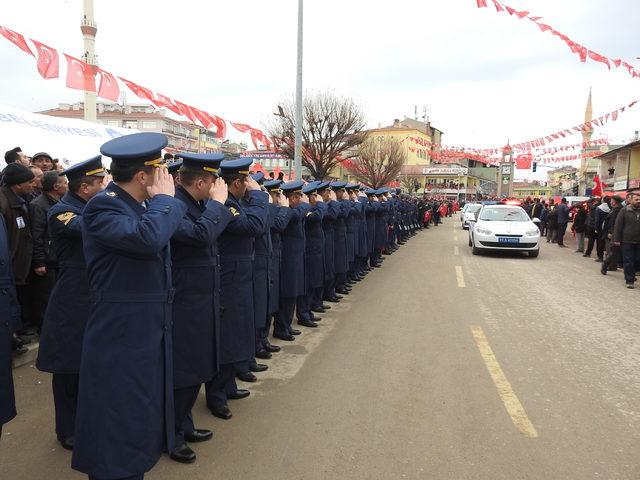 Şehit nişanlısını asker selamıyla uğurladı