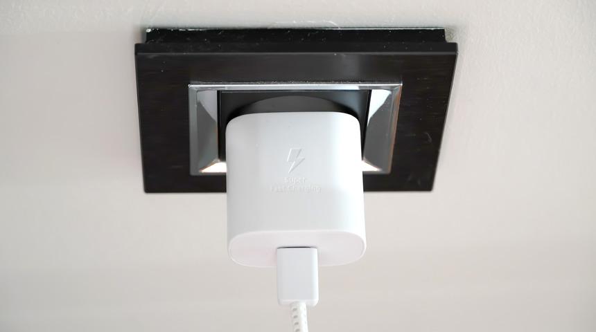 Prizde kalan şarj aleti elektrik harcar mı? Prizde şarj aleti bırakmak yanlış mı?