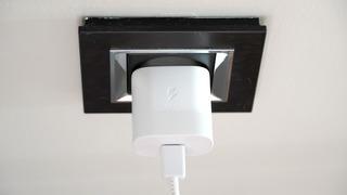 Prizde kalan şarj aleti elektrik harcar mı? Prizde şarj aleti bırakmak yanlış mı?