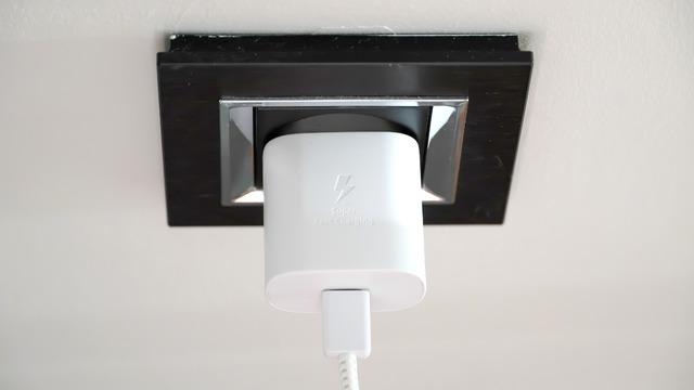 Prizde kalan şarj aleti elektrik harcar mı? Prizde şarj aleti bırakmak yanlış mı?