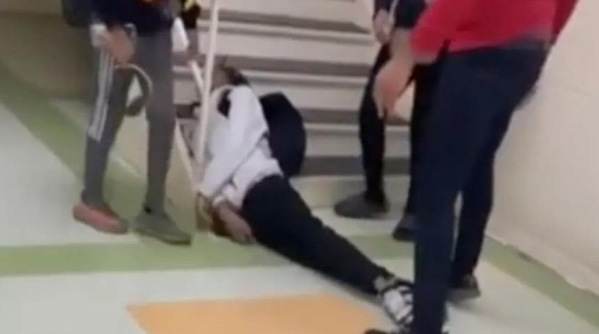 Lise koridoru bir anda karıştı! Okula gelen bir veli öğrenciyi boğarak merdivenlerden aşağıya attı: "Okul dışından bir mesele"