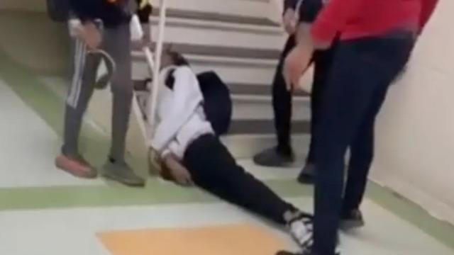 Lise koridoru bir anda karıştı! Okula gelen bir veli öğrenciyi boğarak merdivenlerden aşağıya attı: Okul dışından bir mesele