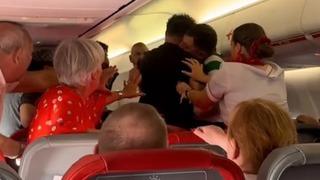 Türkiye-İngiltere uçuşunda hareketli dakikalar! Yolcular birbirini ısırınca ortam bir anda gerildi: Burada çok fazla şey oluyor