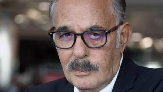 Ferdi Tayfur'un genç hayranı hastane önünde nöbet tutmaya başladı! Saçı ve tarzı onun gibi...