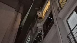 Hala yeğenin kavgası mahalleyi ayağa kaldırdı! Cep telefonunu camdan dışarı fırlattı