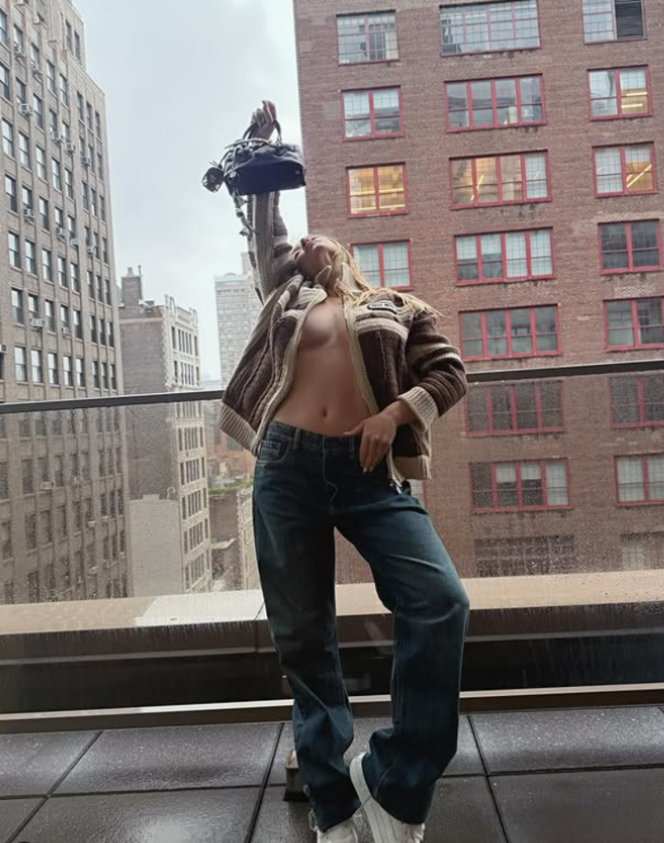 Euphoria'nın yıldızı Sydney Sweeney hırkasının altına sütyen giymedi! Balkonda verdiği o pozlar olay oldu! G2