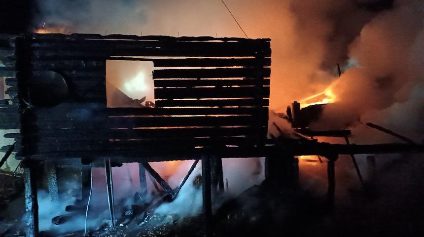 Kastamonu'da çıkan yangında 2 ev zarar gördü