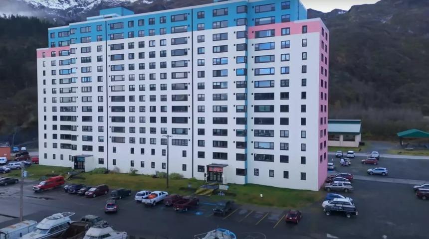 Tüm kasaba tek bir binada yaşıyor! Aylarca evlerinden çıkmayanlar dahi var: "40 yıldır buradayım"