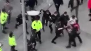 Eminönü'nde ortalık karıştı! Sopalarla birbirlerine girdiler