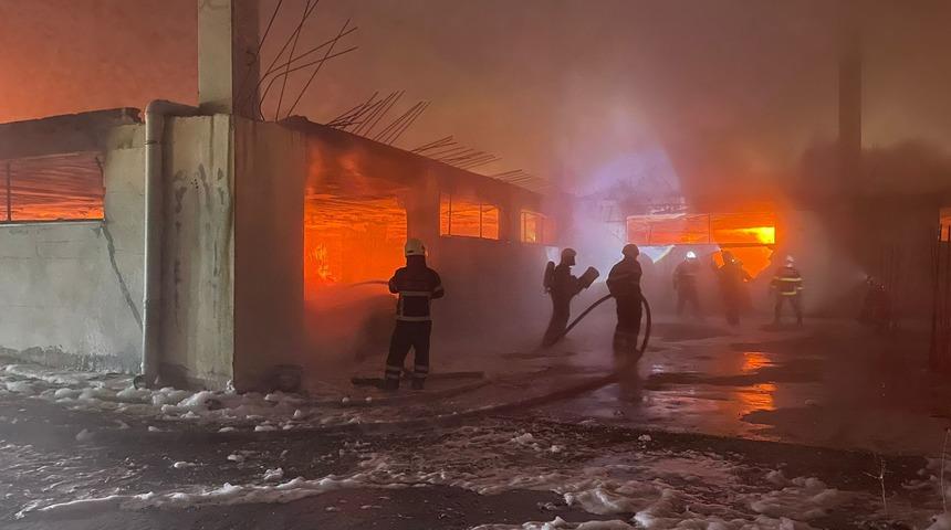 Batman'da mobilya fabrikasında çıkan yangın kontrol altına alındı