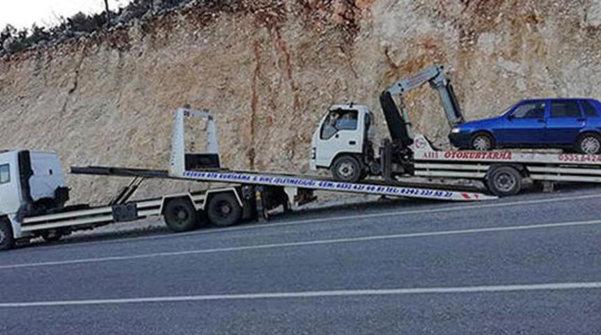 Çekici, üzerinde otomobil olan çekiciyi götürdü