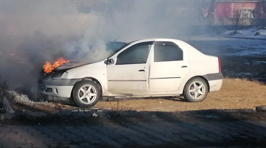 Kars'ta park halindeki otomobil yandı