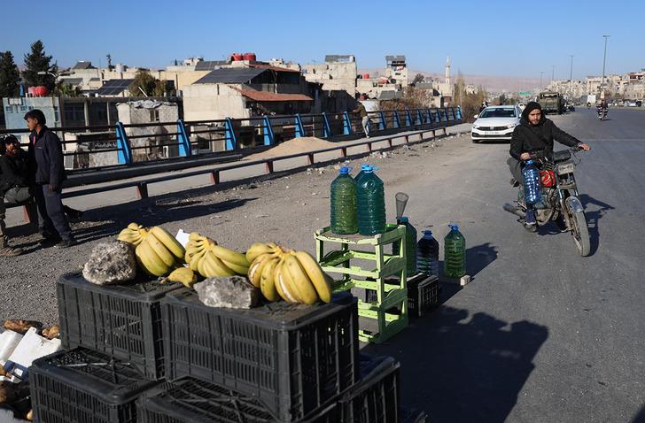 Benzin de seyyara düştü! Yol kenarında satmaya başladılar! Suriye’den gelen görüntüler şaşkına çevirdi G1